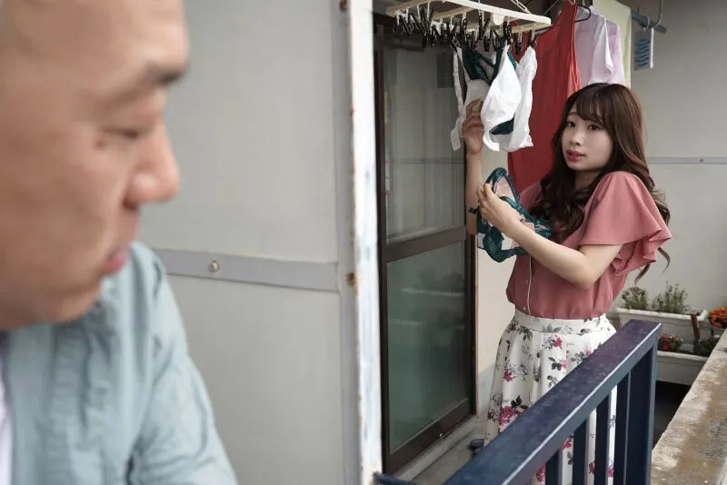 Gã nhà kề bên chuyên soi mói và cặp bà xã ông xã thường xuyên rên la quá to