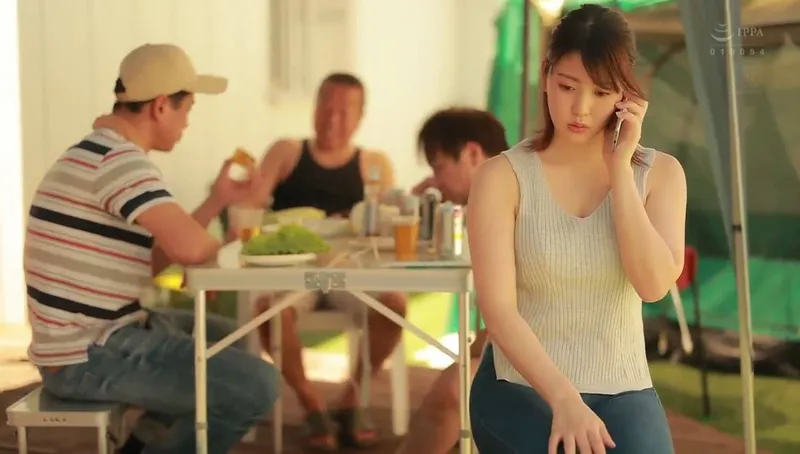 ông chồng khờ để vợ tham gia sự kiện cắm trại với mấy gã nhà kề bên và cái kết